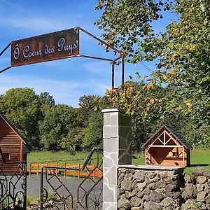https://chalets-ocoeurdespuys.hotels-rhonealpes.com
